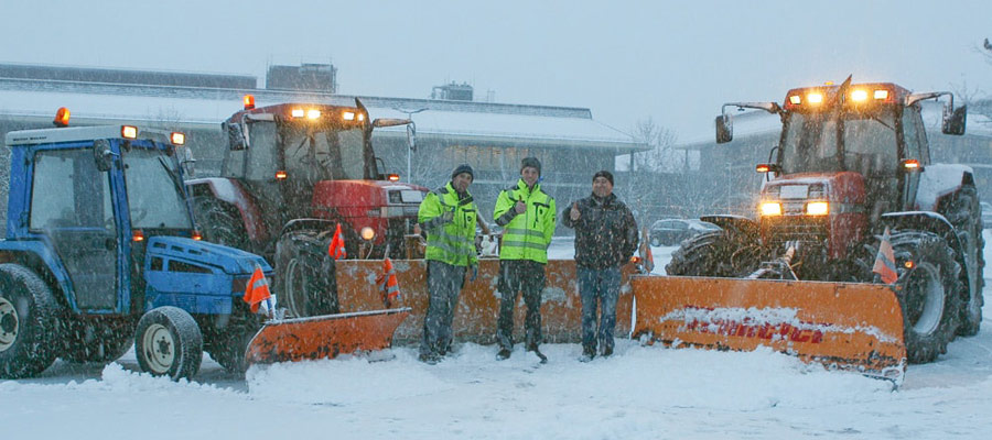 Die Schneeräum-Profis des MR Grün- und Winterservice sind in der Wintersaison rund um die Uhr einsatzbereit. Die ortskundigen Landwirte, Lohnunternehmer und ihre Mitarbeiter sind auch auf glatten Flächen sehr routinierte Fahrer