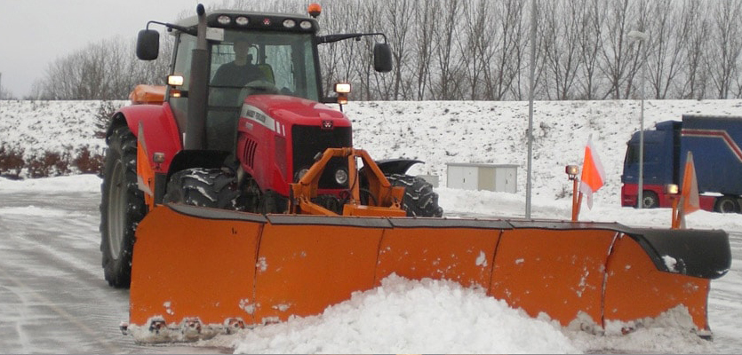 Die großen Traktoren unserer Landwirte lassen sich ideal für den Winterdienst auf großen Flächen einsetzen und sind auf engen Flächen wendiger als jeder Winterdienst-Lkw