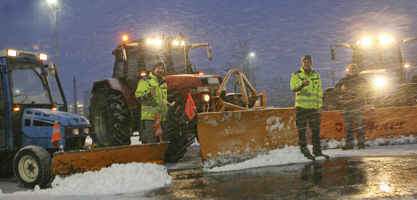 Winterdienst ist oft Nachtarbeit. Wir sind rund um die Uhr einsatzbereit und bei Bedarf schnellstens vor Ort.